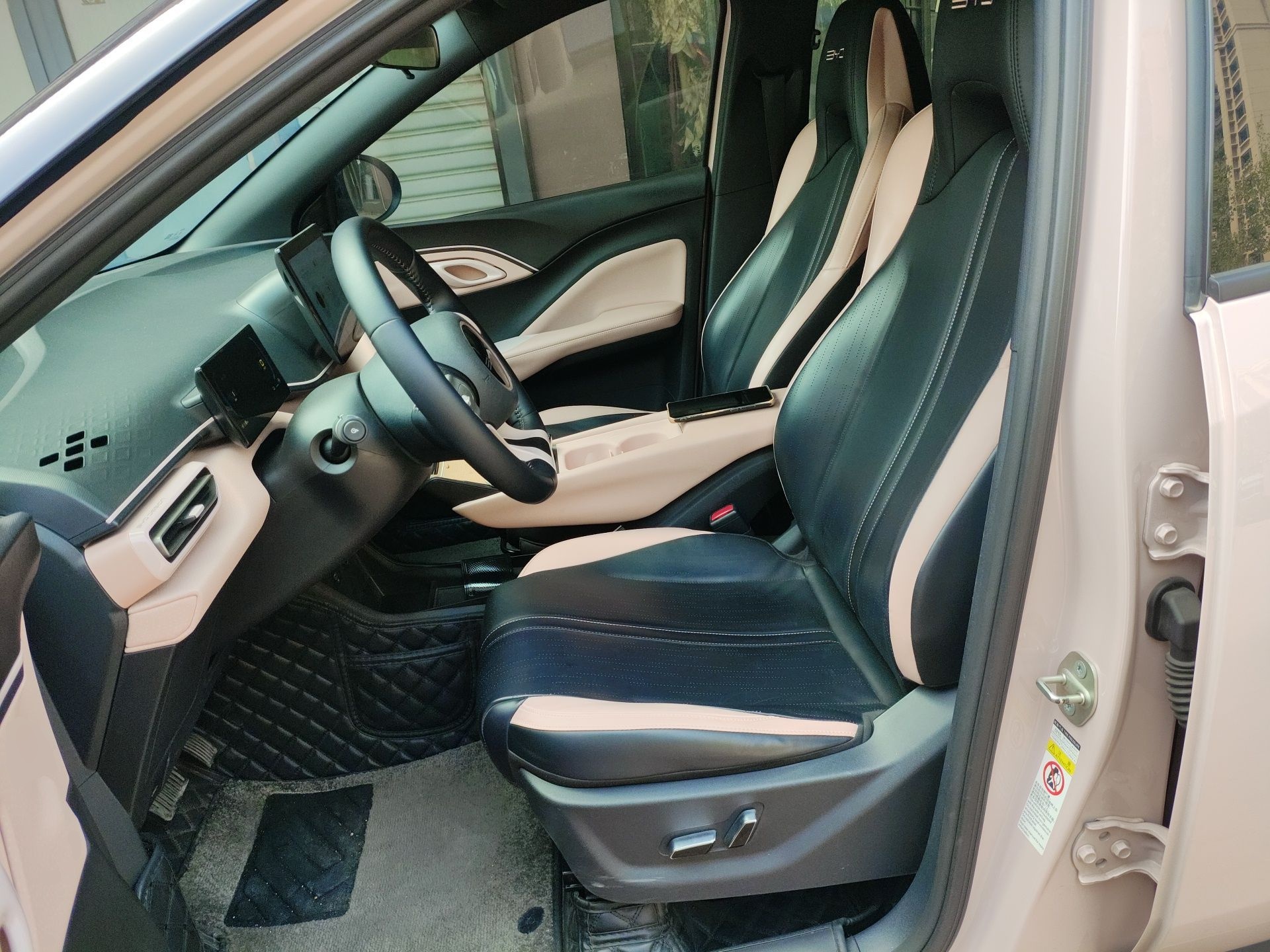 المقاعد الأمامية داخل السيارة