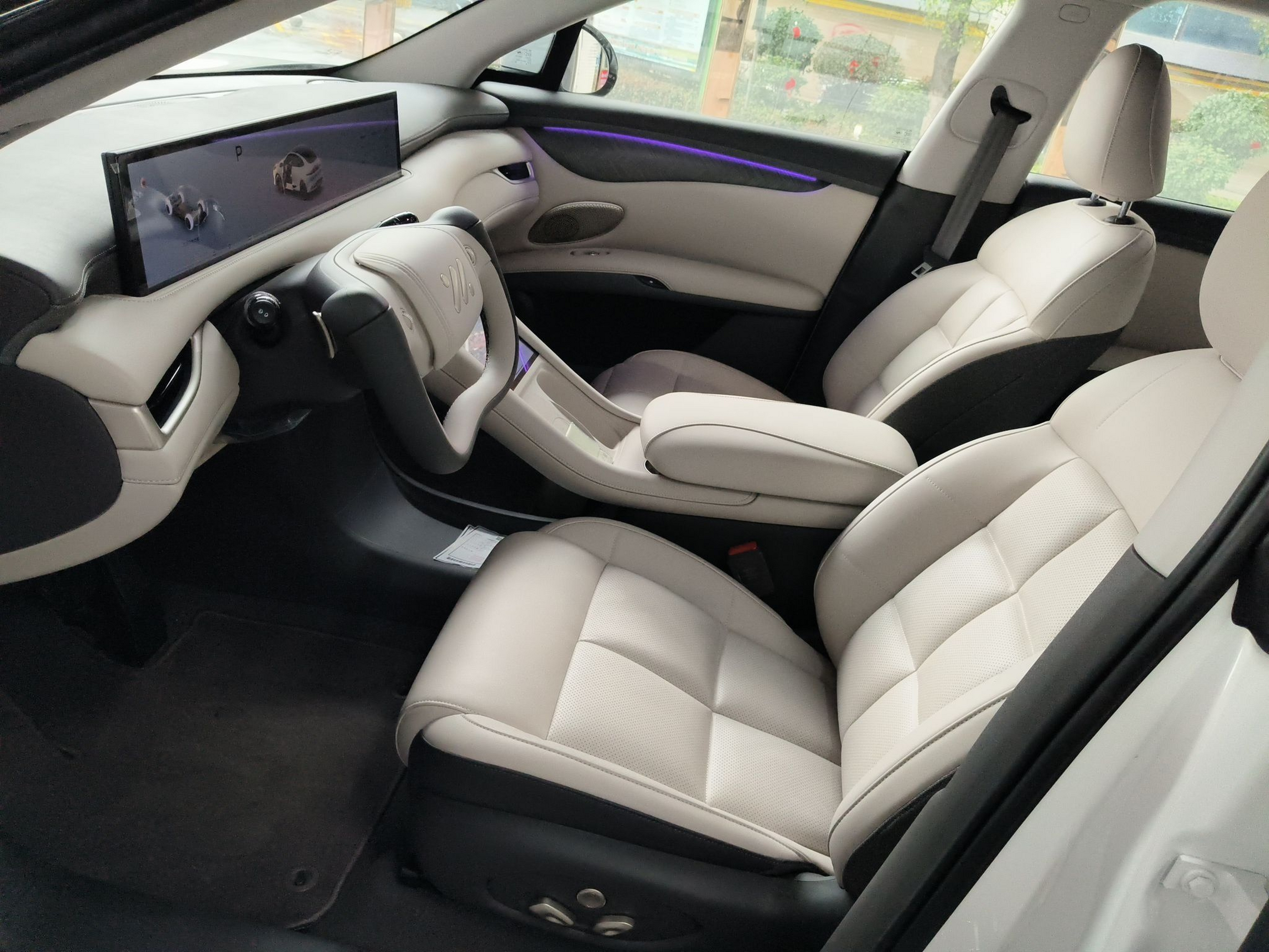 المقاعد الأمامية داخل السيارة