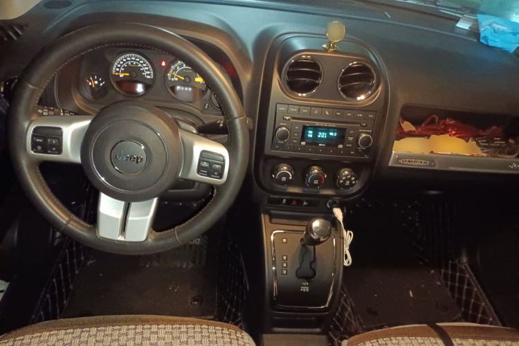 Used Jeep Compass 2011 2.4L four-wheel drive Comfort version Center Console