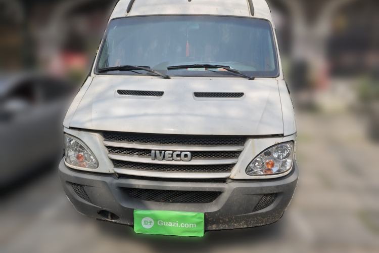 Used Iveco Daily 2017 2.5T A35 Low-Roof 5-7 Seater Passenger Van 47Z5 Front