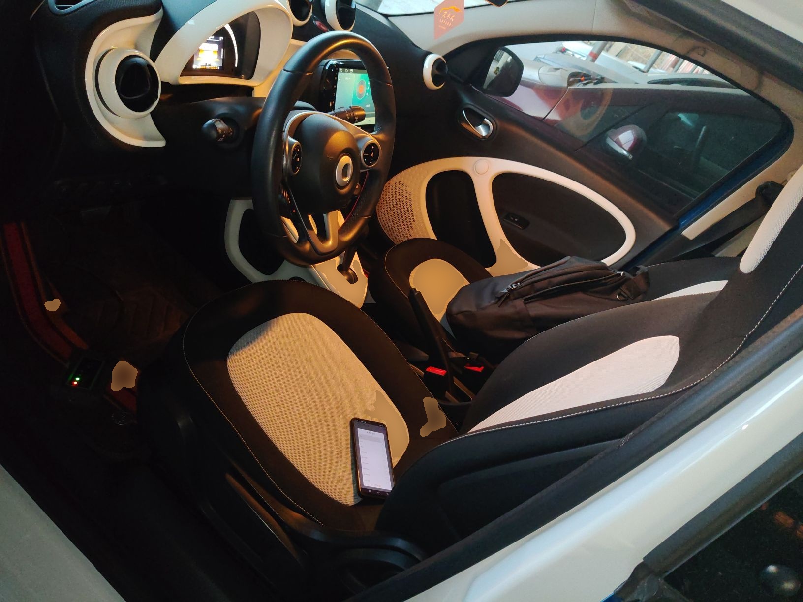 المقاعد الأمامية داخل السيارة