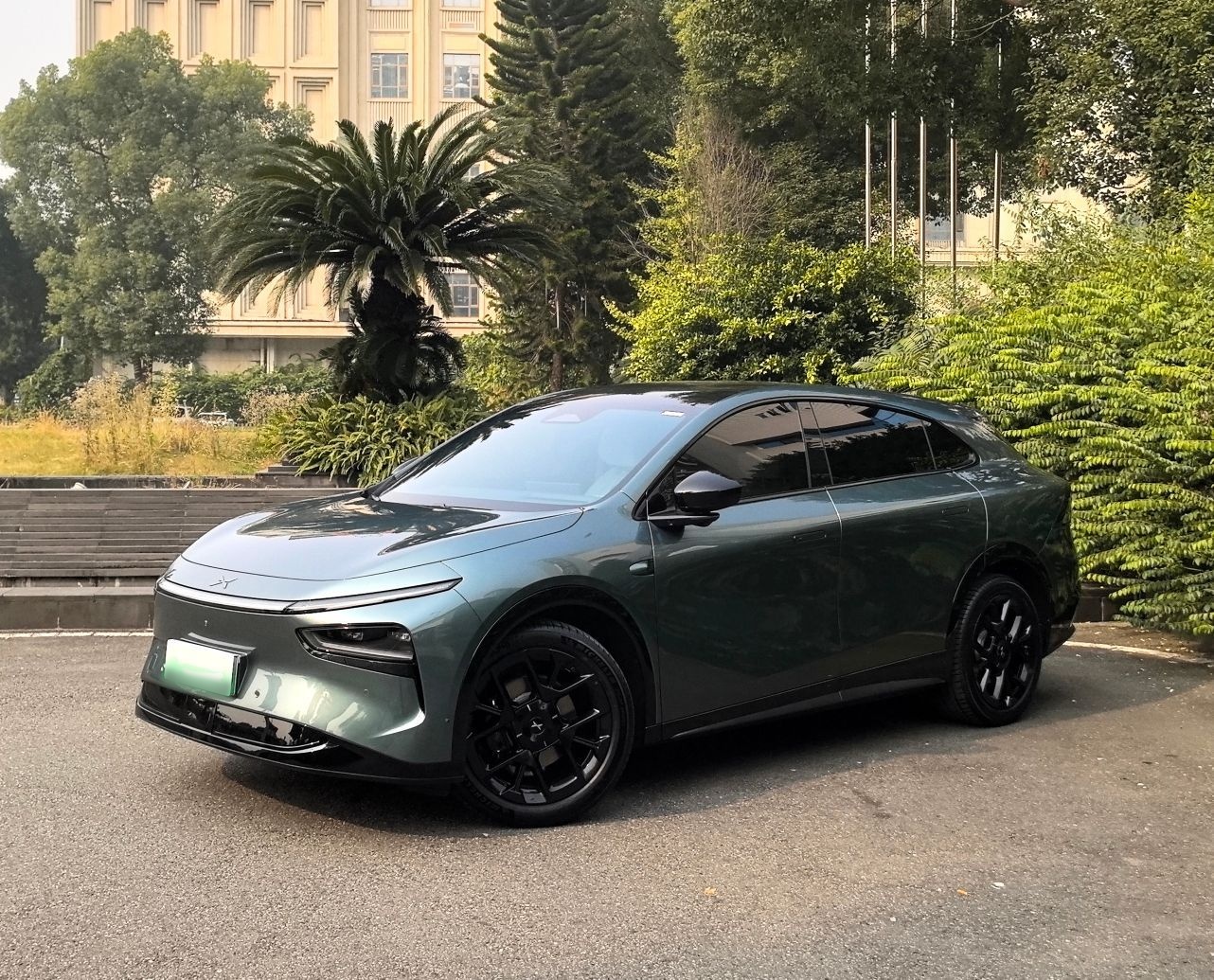 Под передней частью автомобиля