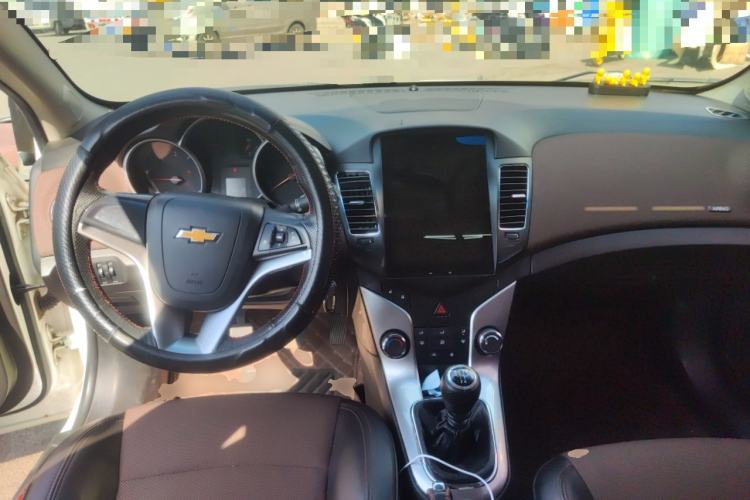 Used Chevrolet Cruze 2013 Hatchback 1.6L Manual Luxury Model Center Console