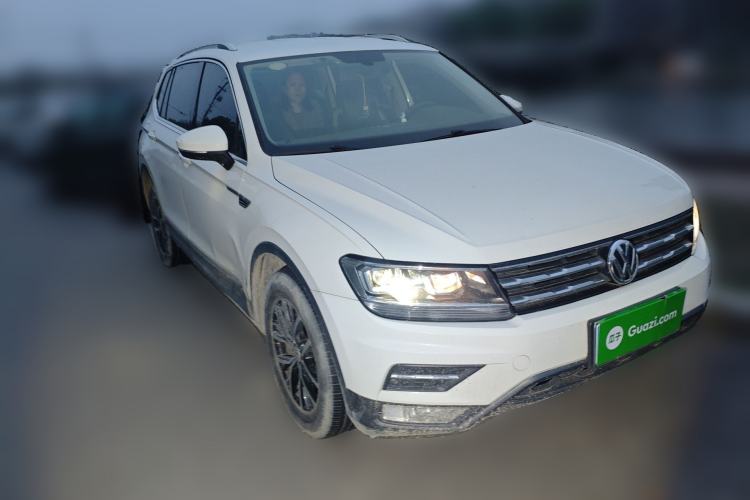 Used Volkswagen Tiguan L 2017 330TSI Automatic Two-Wheel Drive Comfort Edition Front Right 45 Deg