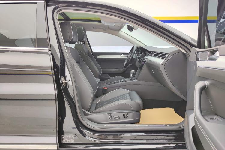 Used Volkswagen Tayron GTE Plug-in Hybrid 2022 1.4T Luxury Edition Right Front Seat