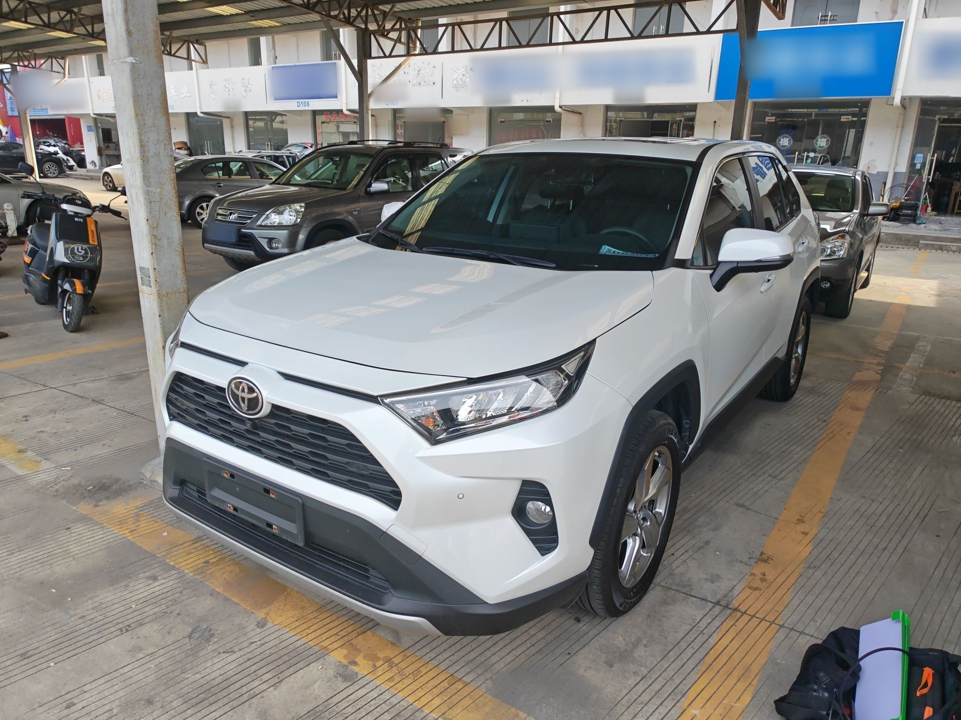 تحت مقدمة السيارة