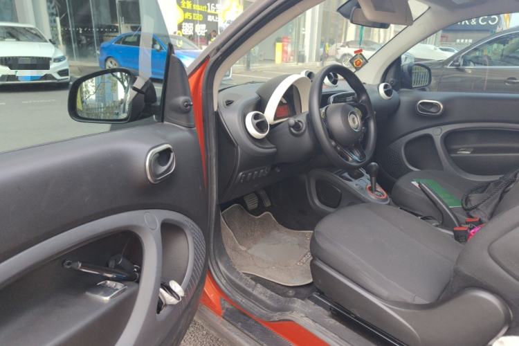 Used smart fortwo 2015 1.0L 52 kW hardtop Dynamic version
