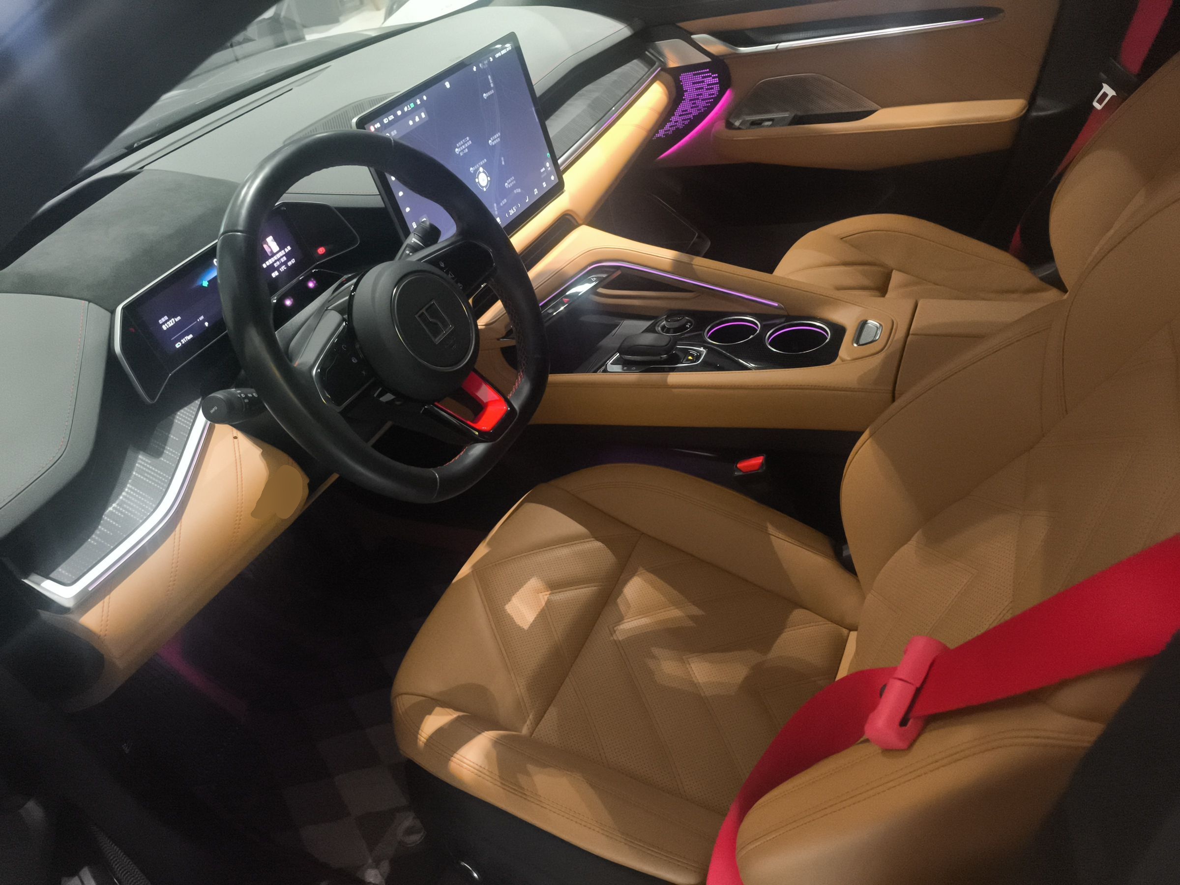 المقاعد الأمامية داخل السيارة