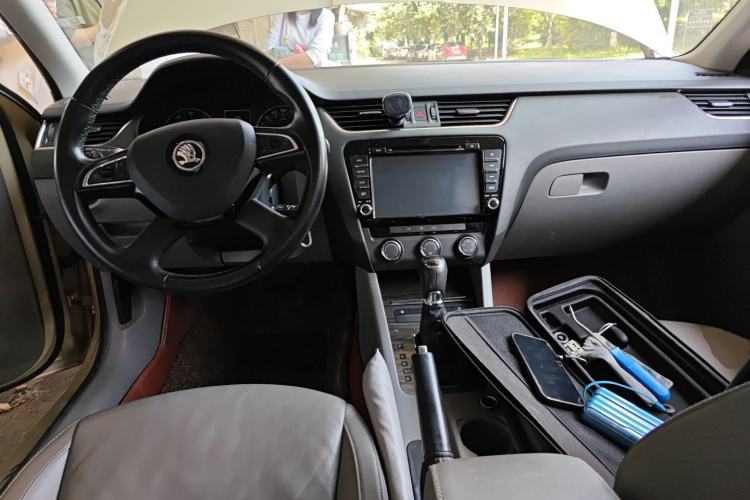 Used Skoda Octavia 2015 1.6L Automatic Yijun Edition Center Console