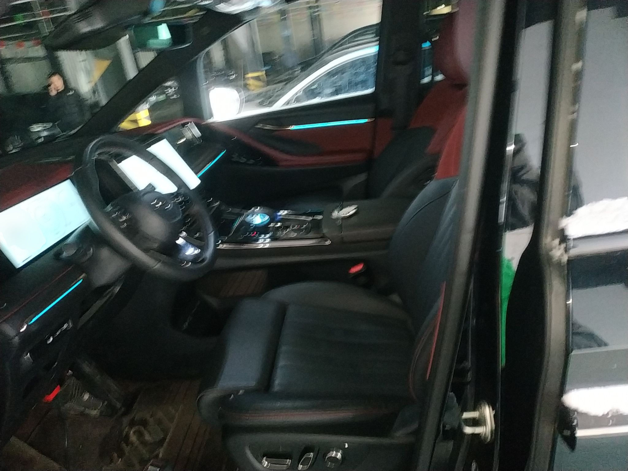 المقاعد الأمامية داخل السيارة