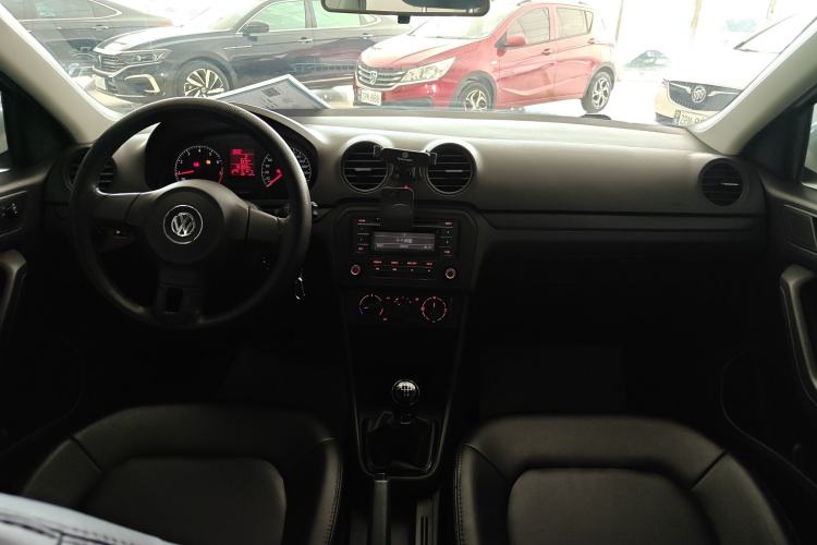 Used Volkswagen Jetta 2015 Zhuihui Edition 1.4L Manual Fashion Model Center Console