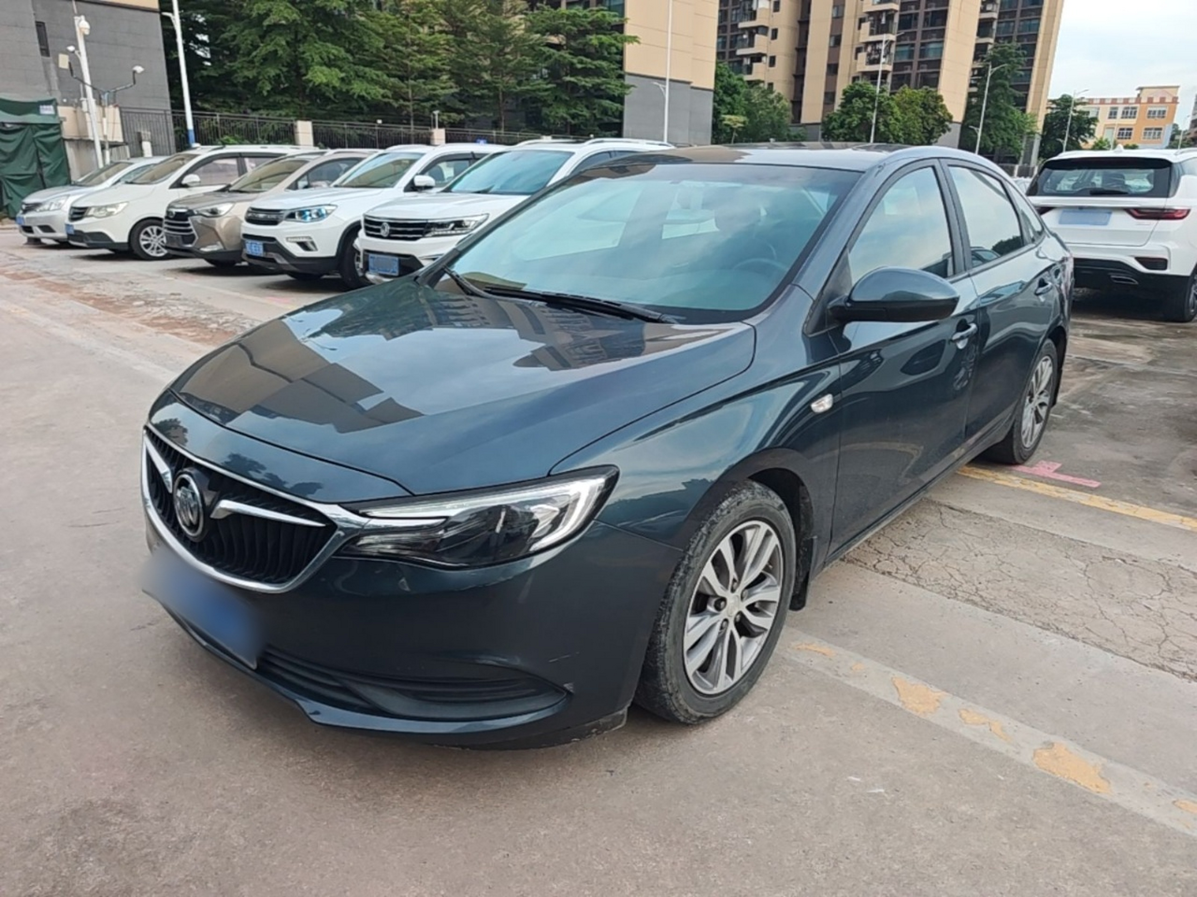 Под передней частью автомобиля