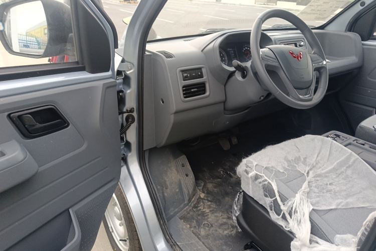 Used Wuling Yangguang 2024 300KM Comfort Version Passenger Van 75kW Driver Seat