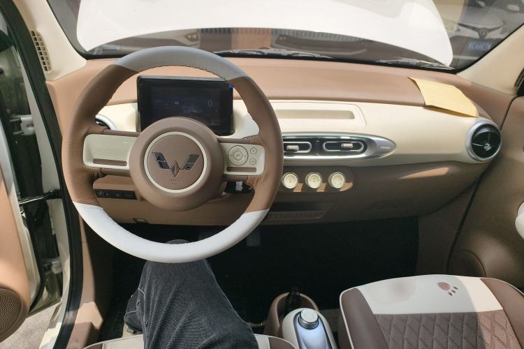 Used Wuling Hongguang MINIEV 2025 Four-Door Version Premium Edition Center Console