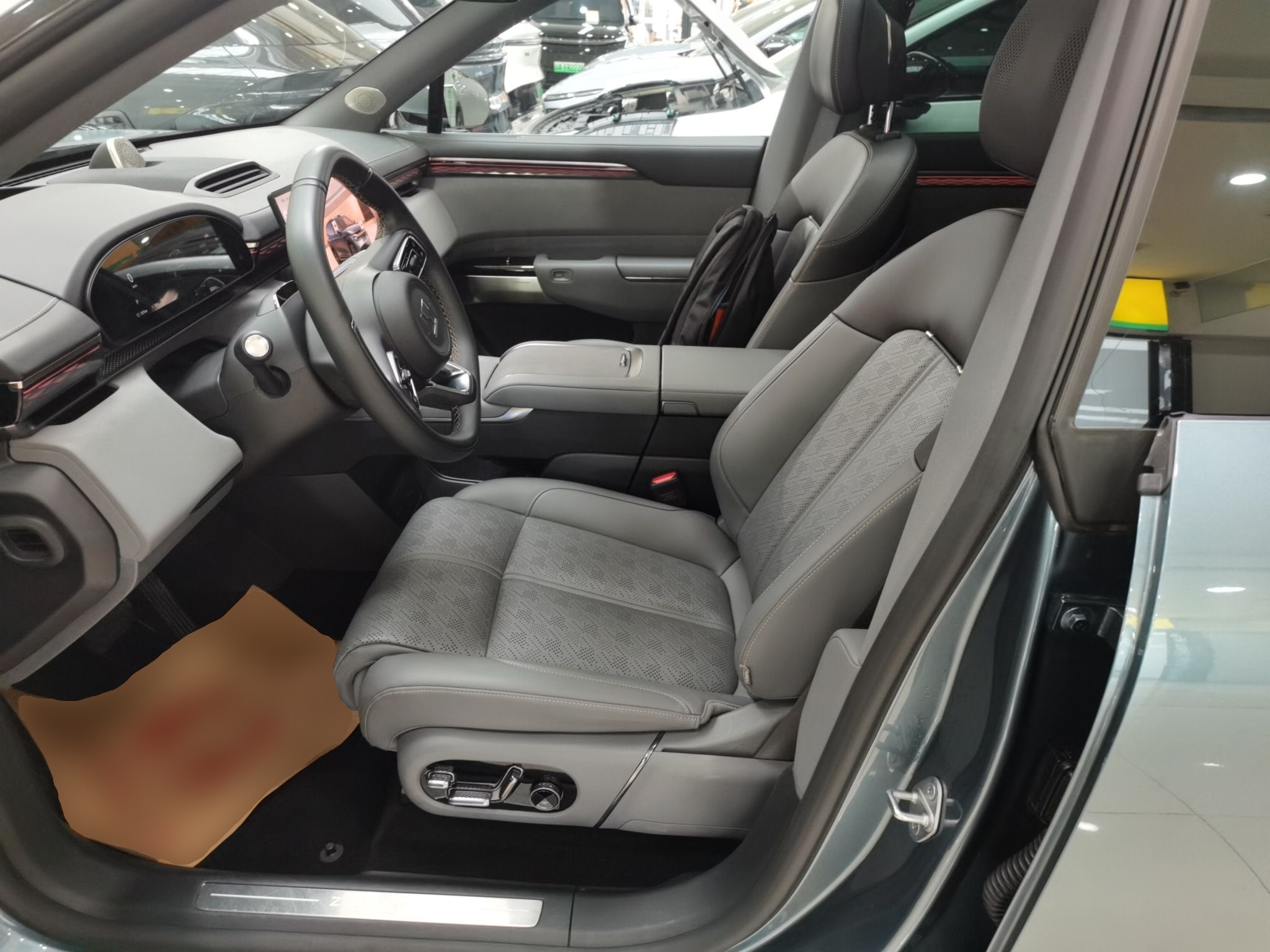 Переднее сиденье в автомобиле