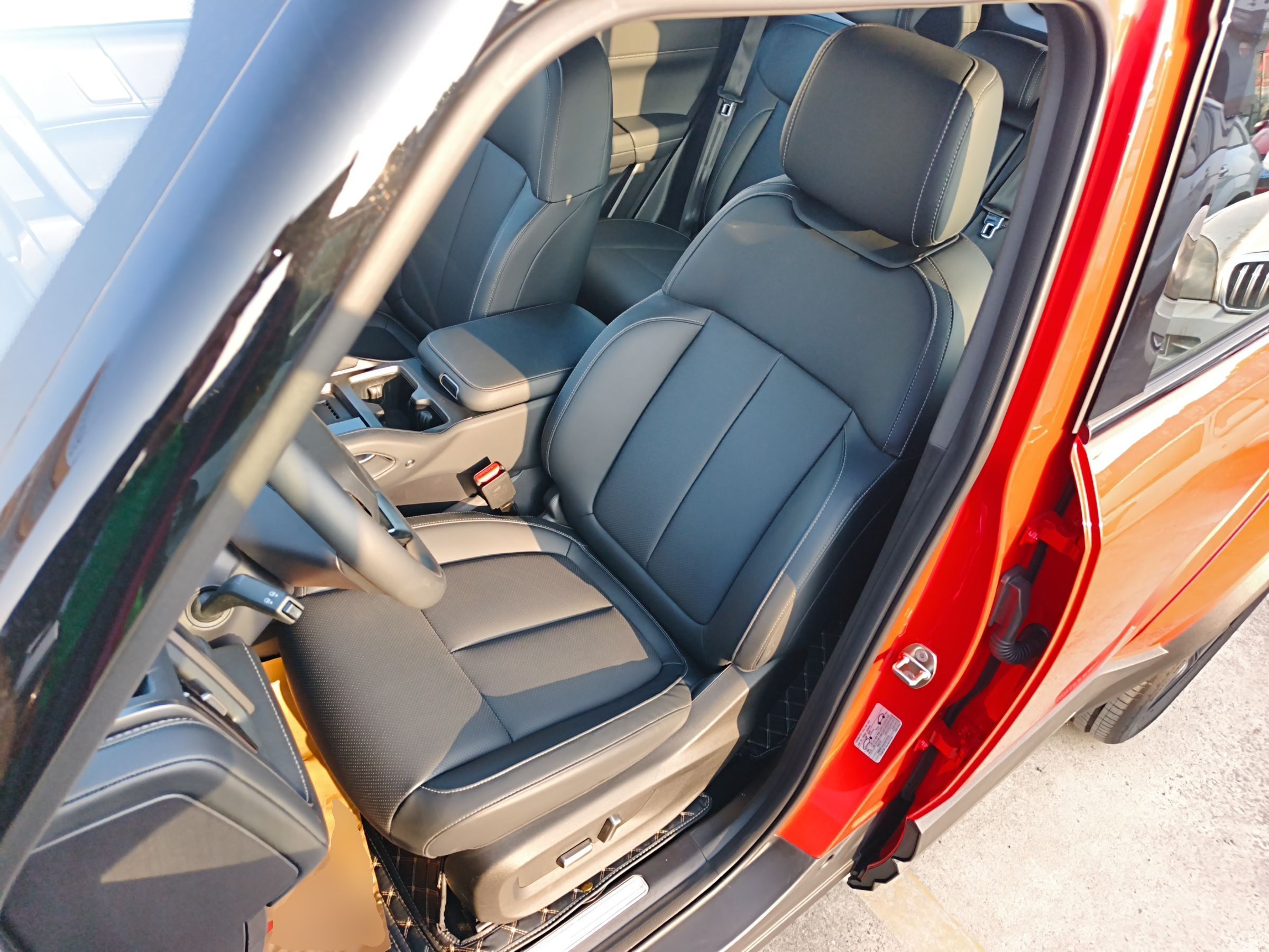 المقاعد الأمامية داخل السيارة