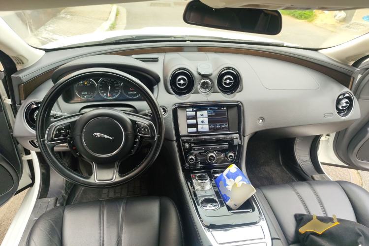 Used Jaguar XJ 2014 XJL 2.0T Two-Wheel-Drive Elegant Business Edition Center Console