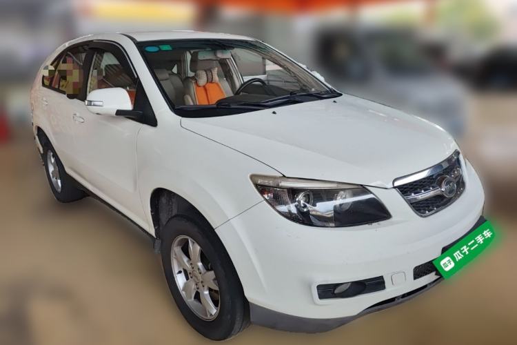 Used BYD S6 2014 2.0L Manual Luxury 5-Seater Front Right 45 Deg