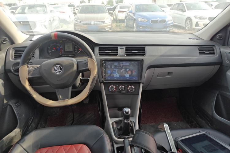 Used Skoda Rapid 2016 1.6L Manual Front-Wheel-Drive Version Center Console