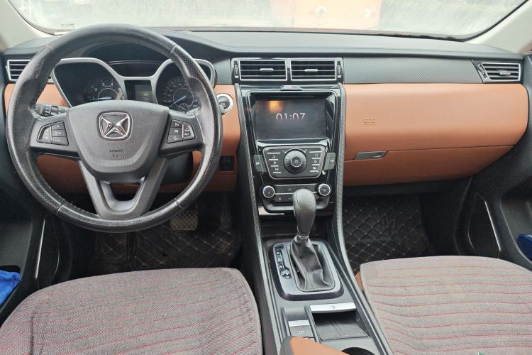 Used JMC Yusheng S330 2016 1.5L GTDi Automatic Two-Wheel Drive Prestige Edition Center Console