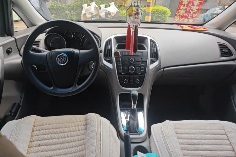 Used Buick GT 2014 XT 1.6L Automatic Comfort Edition Center Console