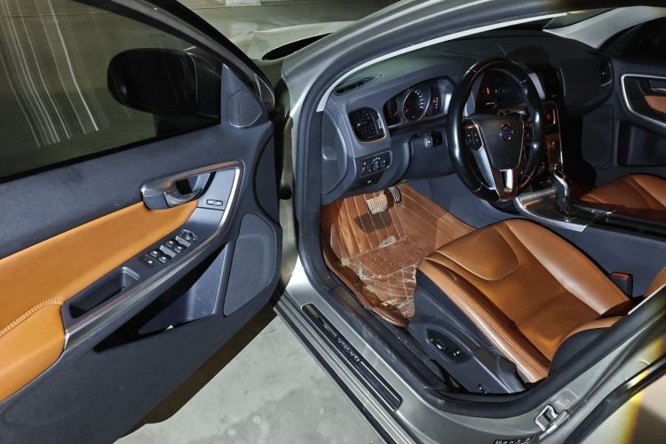 Used Volvo S60 2015 S60L 2.0T Zhiyuan Edition
