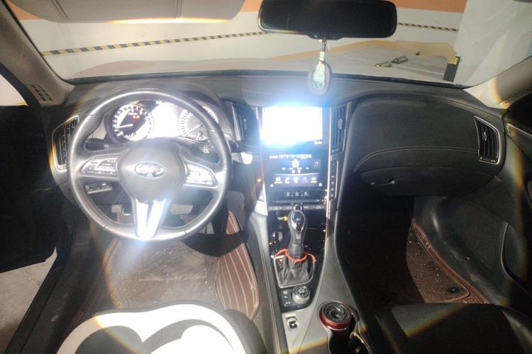 Used Infiniti Q50L 2018 2.0T Enjoyment Version China V Standard Center Console