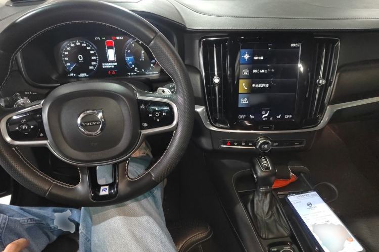 Used Volvo V90 2017 Cross Country T5 AWD Prestige Edition Center Console