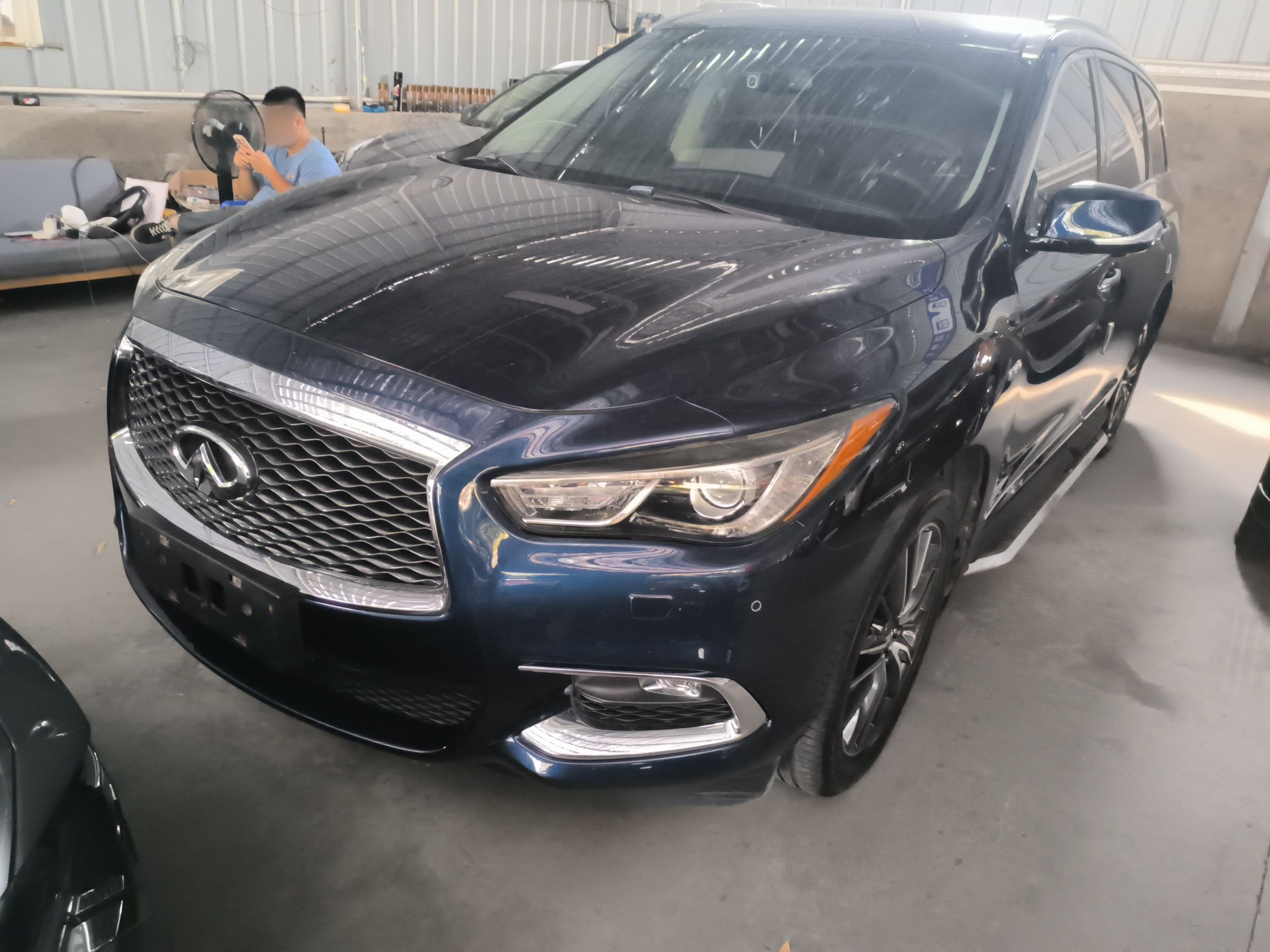 تحت مقدمة السيارة