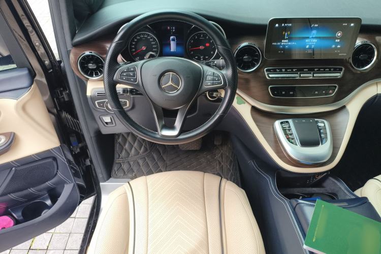 Used Mercedes-Benz V-Class 2020 V 260 Avantgarde Edition Steering Wheel