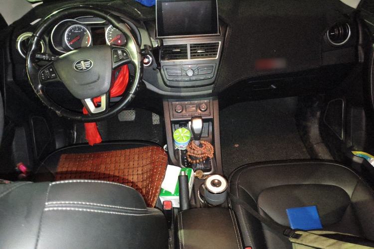 Used Bestune X40 2018 Internet Celebrity Edition 1.6L Automatic Luxury Version Center Console