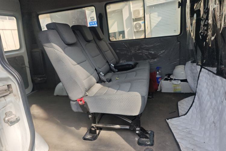 Used Iveco Daily 2021 2.5T A35 M1 Passenger Van 5-9 Seater Short Wheelbase Mid-Roof Design Dual Tires Manual Doors Left Rear Seat