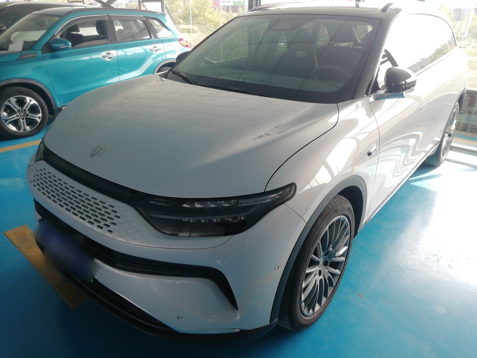 Под передней частью автомобиля