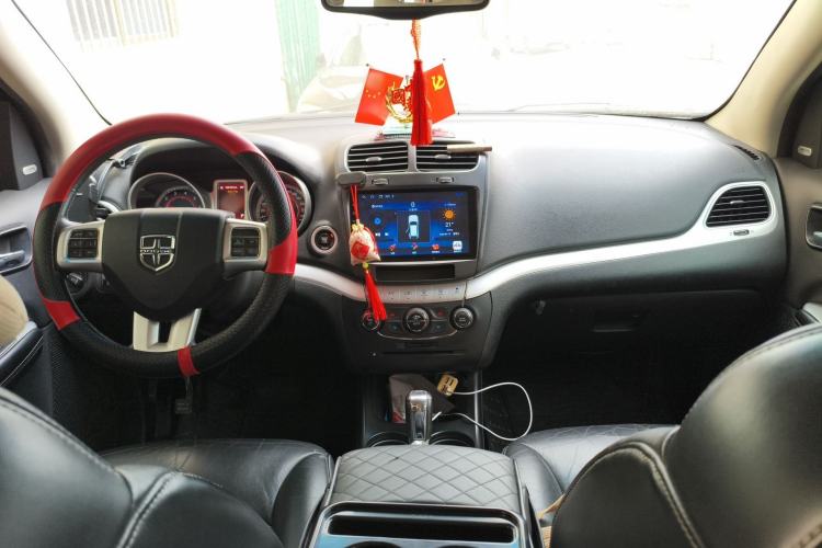 Used Dodge Journey 2013 2.4L Two-Wheel Drive Luxury Version Center Console