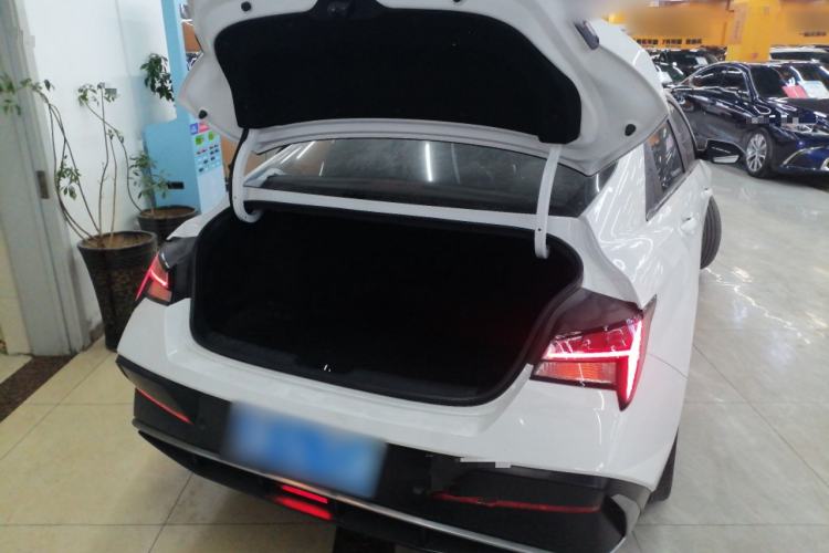 Used Hyundai Elantra 2023 1.5L CVT LUX Prestige Edition
