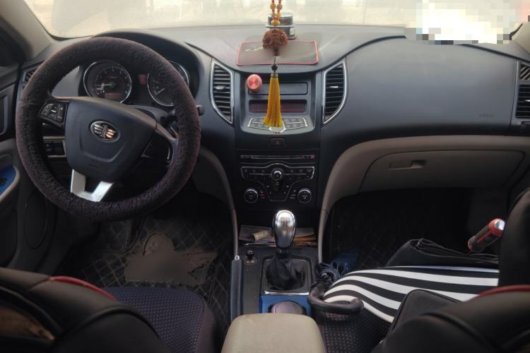 Used Bestune B50 2013 1.6L manual Comfort trim level Center Console