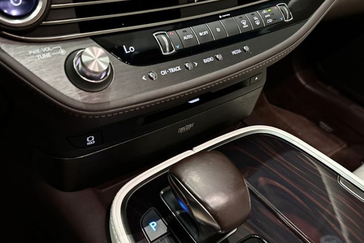 Used Lexus LS 2018 500h Executive Edition China VI Interior 4