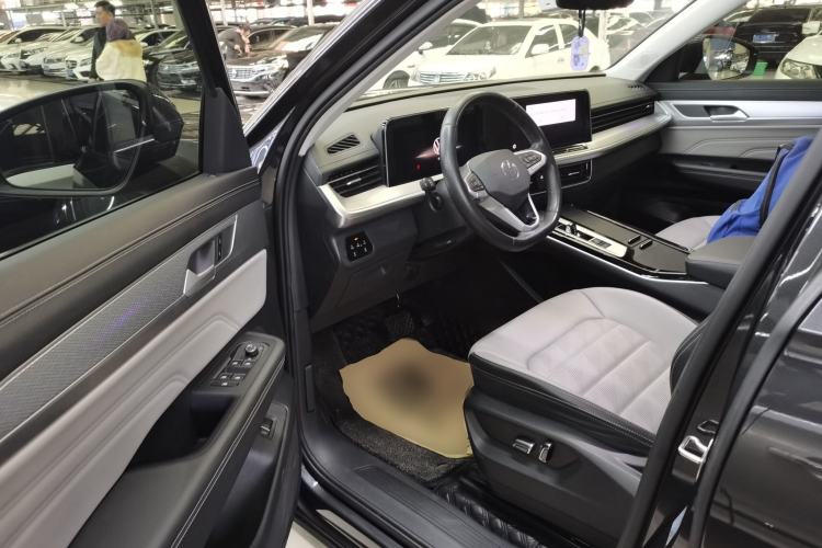 Used Volkswagen Tavendor 2023 330TSI Luxury Touring Edition Driver Seat