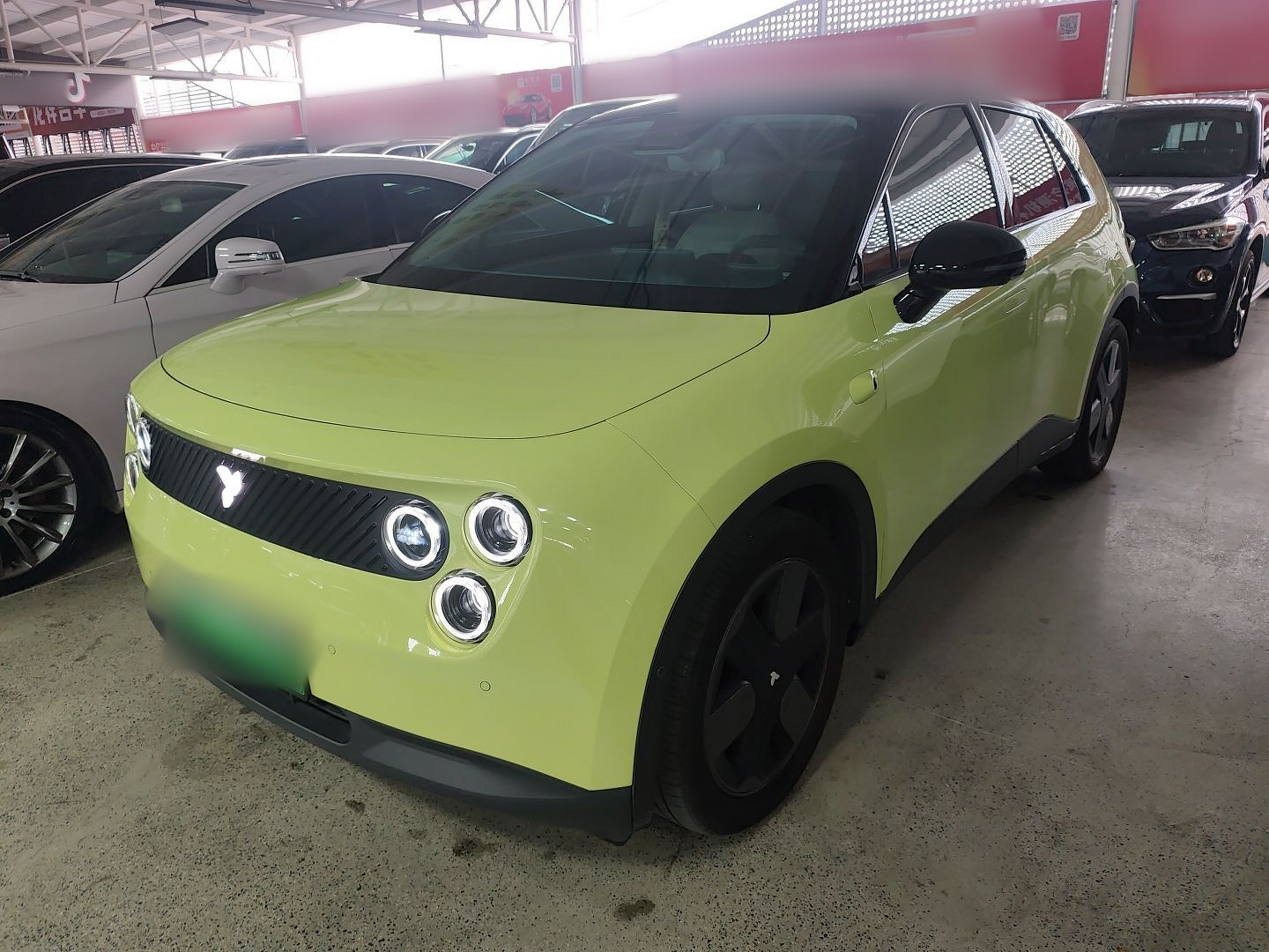 تحت مقدمة السيارة