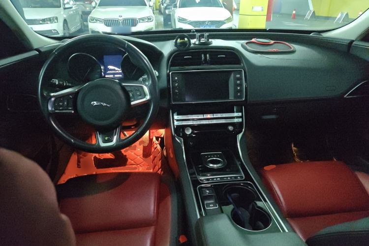 Used Jaguar XE 2015 2.0T 200 PS R-Sport Center Console