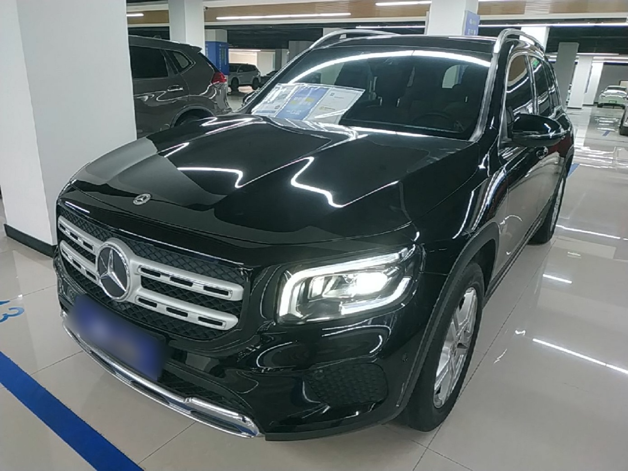 Unter der Vorderseite des Autos