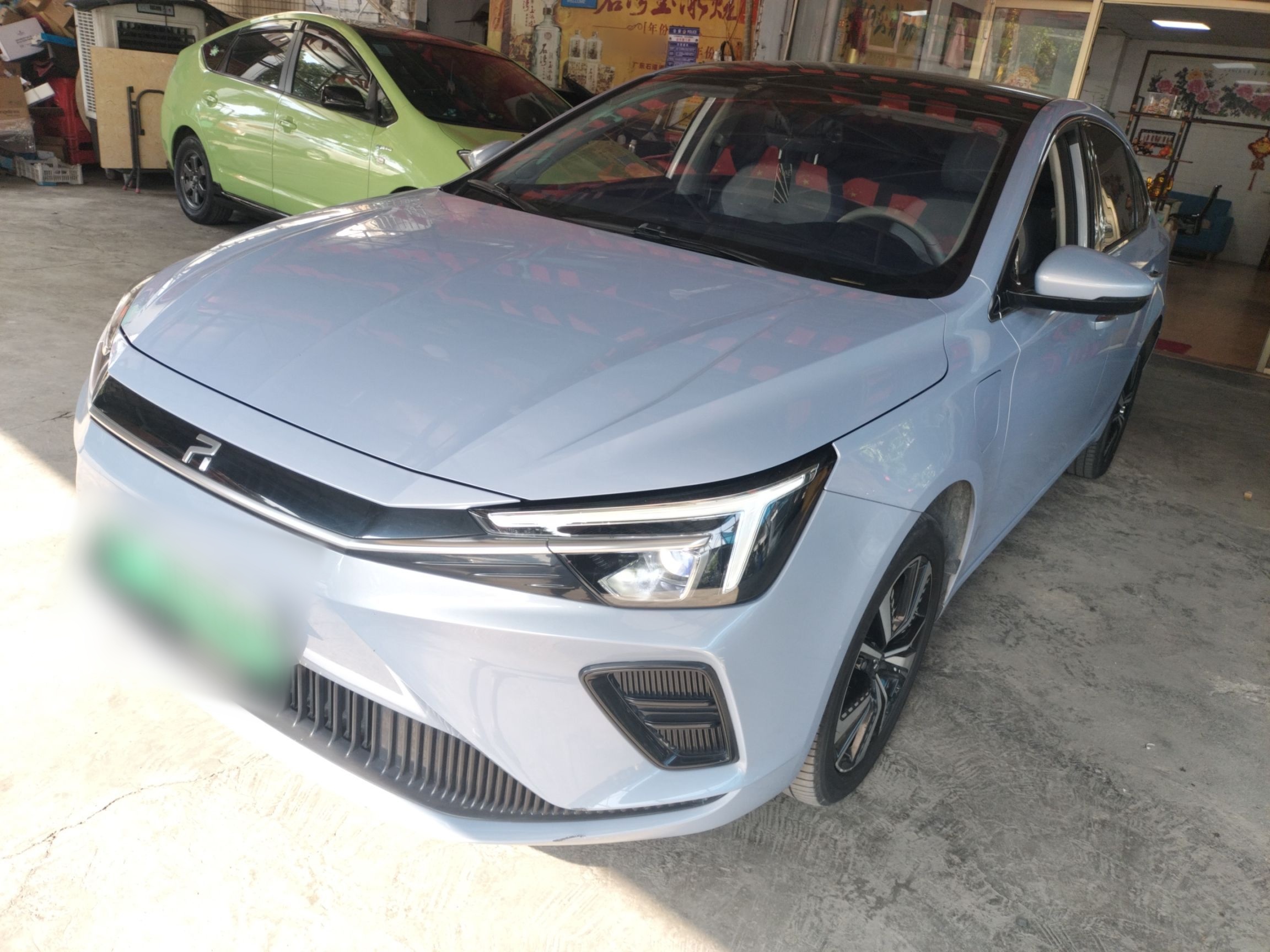 تحت مقدمة السيارة