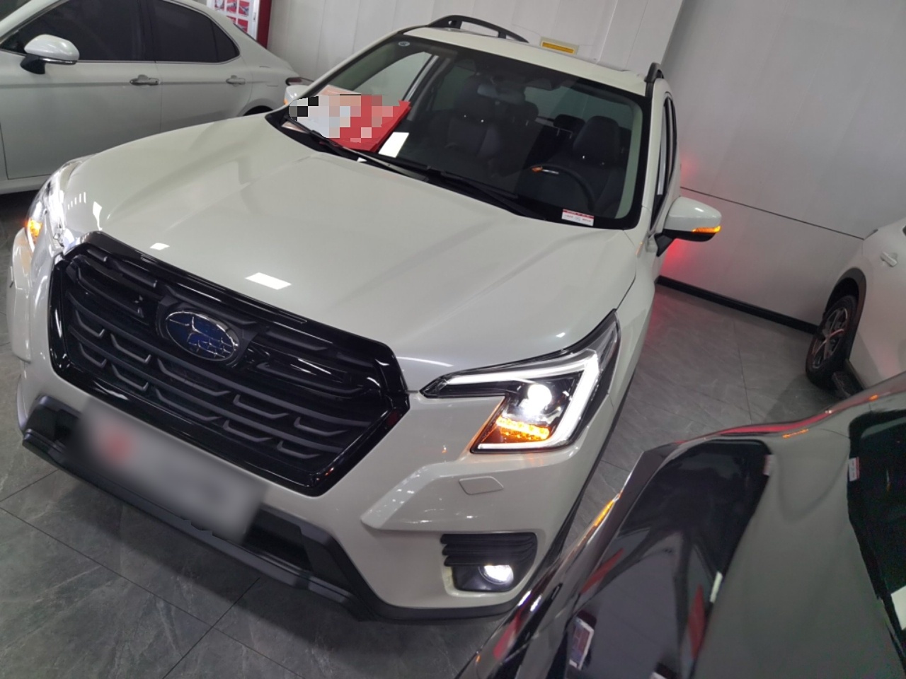 Под передней частью автомобиля