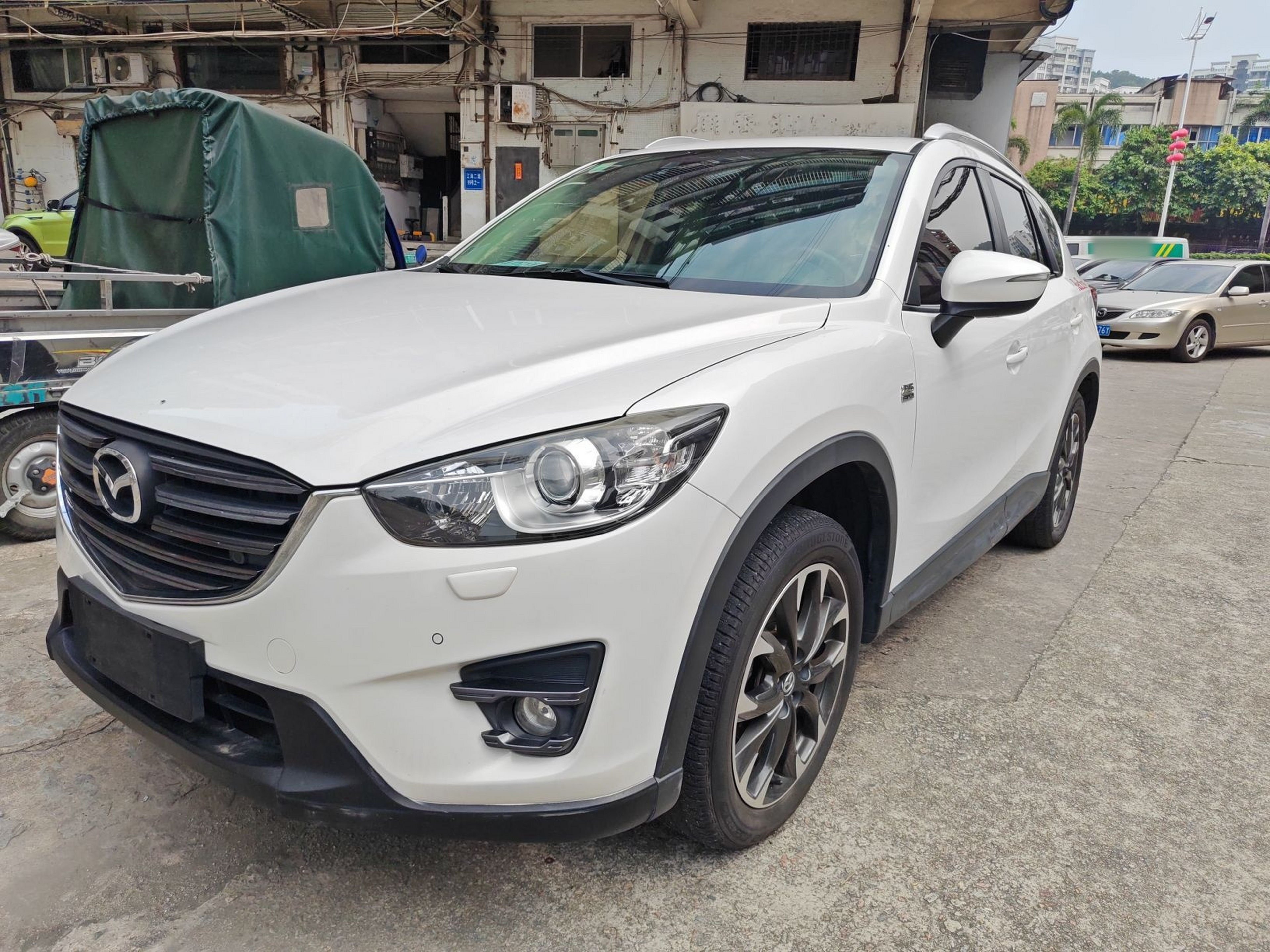 Под передней частью автомобиля