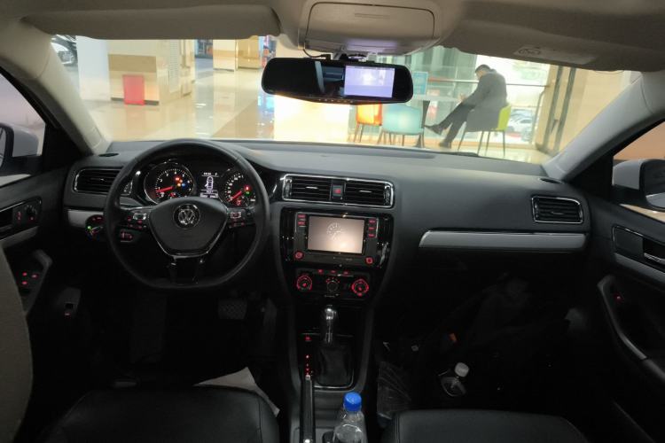 Used Volkswagen Sagitar 2017 180TSI Automatic Luxury Edition Center Console
