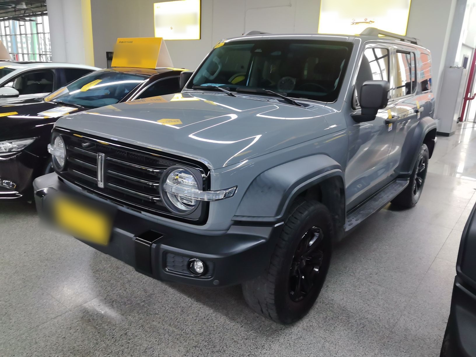 تحت مقدمة السيارة