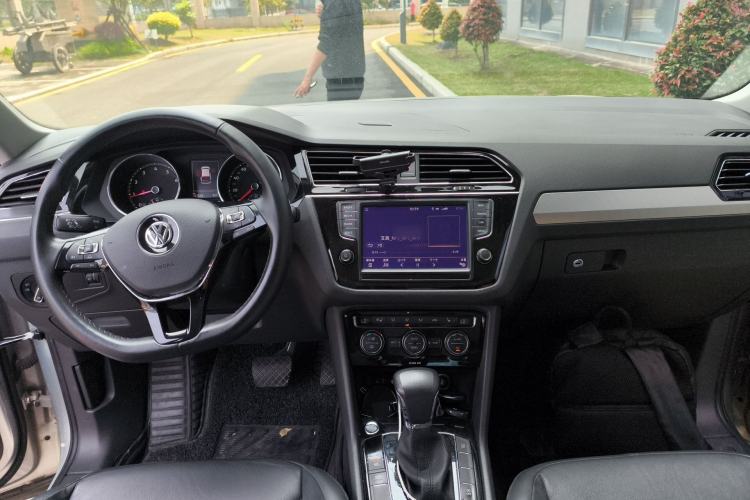 Used Volkswagen Tiguan L 2017 330TSI Automatic Two-Wheel Drive Luxury Edition Center Console