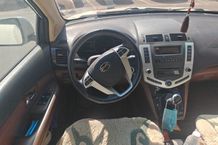 Used BYD S6 2014 2.0L Manual Luxury 5-Seater Steering Wheel
