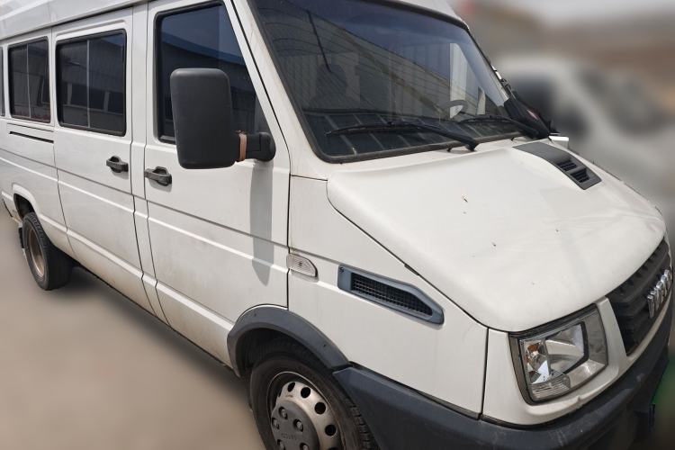 Used Iveco Daily 2022 2.5T A37 M1 Passenger Van 5-9 Seats Long Wheelbase Mid-Roof Design Dual Tires Side Sliding Doors
