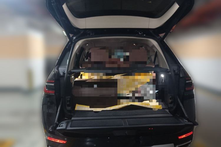 Used BMW X7 2024 xDrive40i Luxury Package – Leading Model Trunk